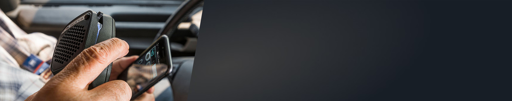 Conductor de cami&oacute;n usando Dual Mike