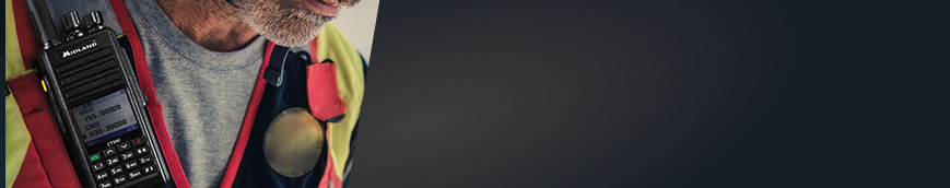 Imagen de la Midland CB590S en la solapa de un bombero