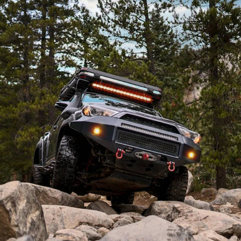 Foto de un 4x4 en el bosque